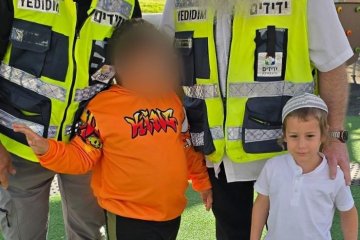 נתניה: רגלו של ילד בעל צרכים מיוחדים נתקעה בנדנדה, מתנדבי ידידים חילצו את הרגל בשלום • “עבדנו ביצירתיות ובעדינות רבה לחילוץ רגלו של הילד”
