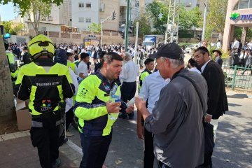בני ברק: לוויית ראש הישיבה הגאון רבי מאיר מאזוז זצ”ל • מתנדבי ידידים חילקו מים לרבבות המשתתפים במהלך מסע הלוויה וסייעו בשינוע מבוגרים ואנשים עם מוגבלות לתחבורה ציבורית עם סיומה • המנכ”ל ישראל אלמסי: “זכות עצומה להמשיך דרכו של ראש הישיבה”