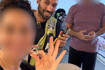 יבנה: שתי טבעות נתקעו באצבעה של אישה, מתנדב ידידים חילץ את הטבעות מן האצבע בשלום