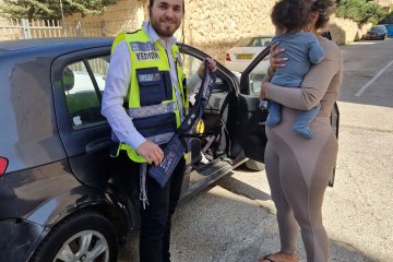 פסגת זאב: תינוק חולץ בשלום מרכב נעול על ידי מתנדבי ידידים • “התינוק כבר הזיע, תחושה מטורפת להציל חיים”