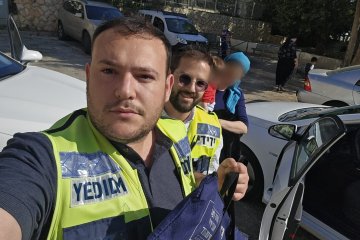 רמות, ירושלים: תינוק נעל את עצמו בטעות ברכב וחולץ בשלום על ידי מתנדבי ידידים • “שלט הרכב היה בידיים שלו, האמא בכתה מהתרגשות”