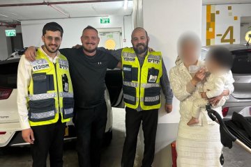 בת ים: תינוק ננעל בשגגה ברכב, מתנדבי ידידים חילצו אותו בשלום • “האמא והסובבים שיבחו את מהירות ויעילות החילוץ”