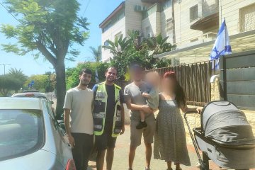 ראש העין: פעוט ננעל בשגגה ברכב, מתנדבי ידידים חילצו אותו בשלום
