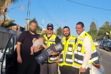 נתניה: תינוק חולץ בשלום מרכב נעול על ידי מתנדבי ידידים • בידידים קוראים להורים להקפיד על “כלל מפתח”