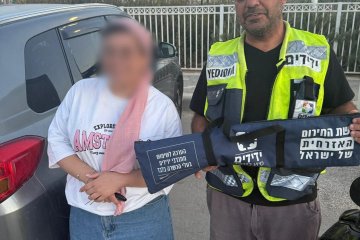 מרכז שפירא: שני אחים ננעלו בשגגה ברכב, מתנדבי ידידים חילצו אותם בשלום • ״האם נדהמה ממהירות פעולת המתנדבים ולא האמינה שהדלת נפתחה״ • צפו🎥