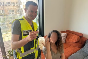 תל אביב: שתי טבעות נתקעו באצבעה של אישה אחרי לידה, מתנדב ידידים חילץ אותן מן האצבע בשלום