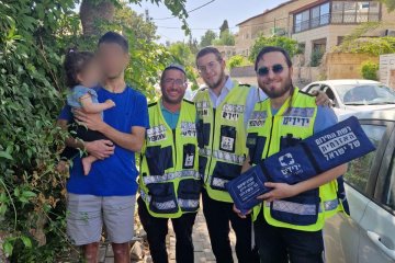 מבשרת ציון: תינוקת ננעלה ברכב וחולצה בשלום על ידי כונני ידידים • “כוחות רפואה חיכו לנו על יד הרכב ודאגו לשלום הילדה”