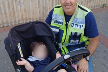 אשדוד: תינוקת ננעלה בשגגה ברכב, מנהל הסניף חילץ אותה בשלום • ״עשיתי סיעור מוחות יחד עם המוקד כדי להתגבר על הקושי״