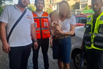 רחובות: תינוקת ננעלה ברכב וחולצה בשלום על ידי מתנדבי ידידים