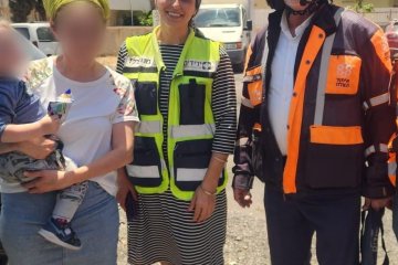 פתח תקווה: תינוק ננעל בשגגה ברכב, מתנדבי ידידים חילצו אותו בשלום • ״הייתי באמצע בישולים לשבת והגעתי למקום תוך פחות מדקה״