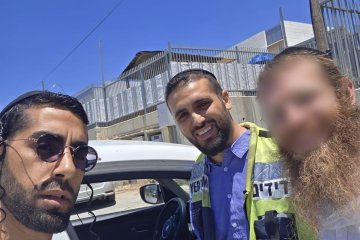צפת: תינוק ננעל בשגגה ברכב, מתנדבי ידידים חילצו אותו בשלום • ״כמה מזל שיש אתכם בעולם״