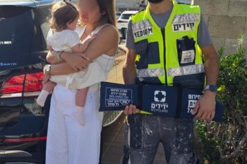 אשדוד: תינוקת ננעלה בשגגה ברכב, מתנדבי ידידים חילצו אותה בשלום • ״הרגשה טובה להתחיל ככה את היום״