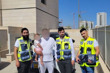 נתיבות: שני אחים ננעלו בשגגה ברכב, מתנדבי ידידים חילצו אותם בשלום • “בעקבות השמש החזקה שהקשתה על ניסיון הפתיחה, ההורים סייעו לי והצלחתי לחלץ את הילדים בשלום”