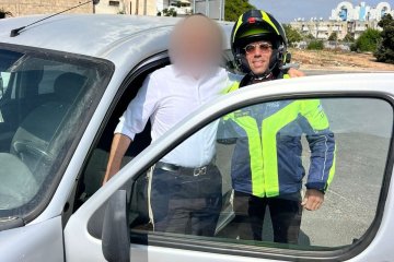 אשקלון: תינוק ננעל בשגגה ברכב, מתנדבי ידידים חילצו אותו בשלום • צפו🎥