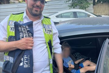 נתניה: פעוט ננעל בשגגה ברכב וחולץ בשלום על ידי מתנדב ידידים”