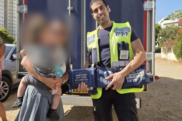 חולון: פעוט ננעל בשגגה ברכב, מתנדב ידידים חילץ אותו בשלום • ״באתי-חילצתי, בתוך כארבע דקות מהשיחה למוקד, הילד חולץ״ • צפו