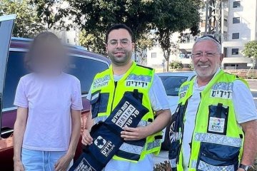 אשקלון: תינוק ננעל בשגגה ברכב, מתנדבי ידידים חילצו אותו בשלום • “תחושה מספקת לחלץ תינוק מרכב, בפרט במזג האוויר החם שיש בימים אלו”