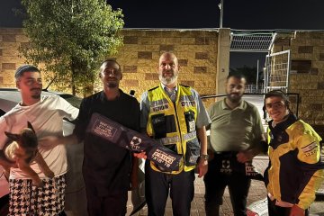 קרית עקרון: כלב ננעל ברכב לעיני בעליו, מתנדבי ידידים חילצו אותו בשלום