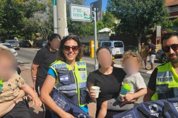 רעננה: שני פעוטות ננעלו בשגגה ברכב, מתנדבי ידידים חילצו אותם בשלום • ״למדתי את המסר בדרך הקשה, אשמח להצטרף לידידים