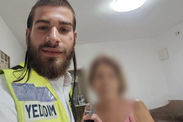 נתניה: טבעת נתקעה באצבעה של אישה, מתנדב ידידים חילץ אותה בשלום • “בני המשפחה ניסו לחלץ את הטבעת, וכשלא הצליחו הם חייגו למוקד ידידים