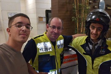 רחובות: טבעת נתקעה באצבעה של אישה, מתנדבי ידידים חילצו את הטבעת מן האצבע בשלום • “התברר שהטבעת לחצה על האצבע כמה שעות טובות”