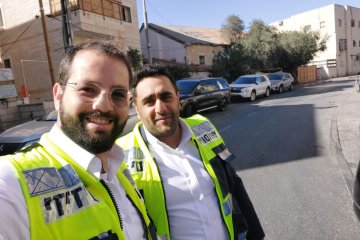 גוש 80: עגיל נתקע באוזנה של אישה, מתנדבי ידידים שחררו אותו בשלום • ״הגברת הודתה לנו בקול חנוק״