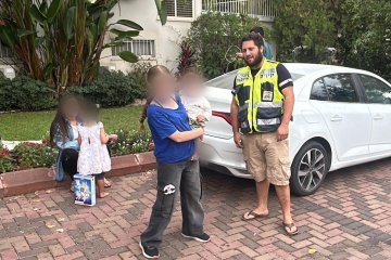 חשמונאים: תינוק ננעל בשגגה ברכב, מתנדב ידידים חילץ אותו בשלום • בידידים קוראים להורים לאמץ “כלל מפתח”