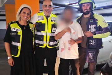 פתח תקווה: תינוק ננעל בשגגה ברכב, מתנדבי ידידים חילצו אותו בשלום