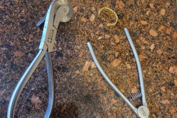 מודיעין עילית: טבעת נתקעה באצבעה של אישה, מתנדבי ידידים שחררו אותה בשלום • ״יצאתי מהתארגנות לבילוי משפחתי״