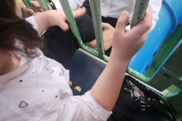 בני ברק: רגל של ילד בעל צרכים מיוחדים נתקעה במתקן משחקים וחולצה בשלום על ידי מתנדבי ידידים