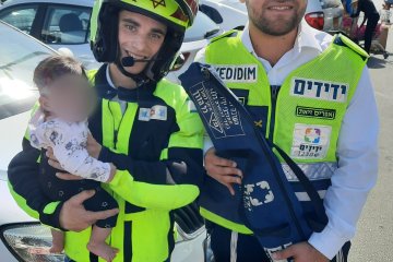 פתח תקווה: תינוקת ננעלה ברכב בשגגה וחולצה בשלום ע”י מתנדבי ידידים • צפו🎥