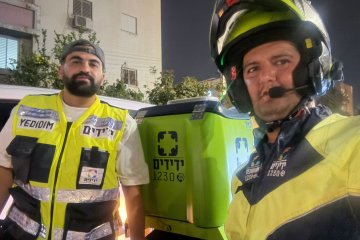 נתניה: תינוק ננעל ברכב בשגגה, מתנדבי ידידים חילצו אותו בשלום • צפו🎥