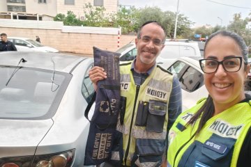 חריש: פעוט נשכח בשגגה ברכב, מתנדבי ידידים חילצו אותו בשלום • בידידים מדגישים – מבט לרכב חונה מציל חיים