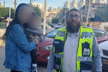 בת ים: פעוט ננעל בשגגה ברכב, מתנדב ידידים חילץ אותו בשלום • “הילדים שלי היו איתי והבינו את המשמעות של הצלת חיים”