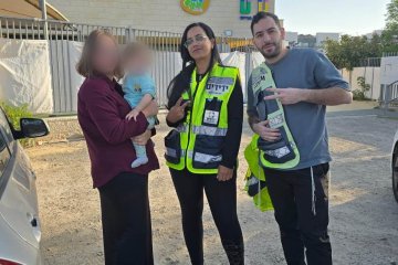 חריש: תינוק ננעל בשגגה ברכב, מתנדבי ידידים חילצו אותו בשלום • בידידים קוראים להורים לאמץ “כלל מפתח”