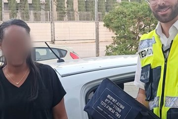 חדרה: תינוק חולץ בשלום מרכב נעול על ידי מתנדב ידידים • צפו🎥