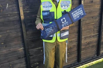 ראש העין: פעוט ננעל בשגגה ברכב, מתנדב ידידים חילץ אותו בשלום • בידידים קוראים להורים לאמץ “כלל מפתח