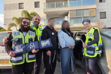 דימונה: תינוק ננעל ברכב בשגגה, מתנדבי ידידים חילצו אותו בשלום • “זכות גדולה להמשיך להפיץ את אור החסד”