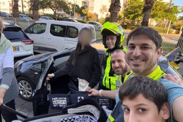 פתח תקווה: בן חודש ננעל בשגגה ברכב, מתנדבי ידידים חילצו אותו בשלום • “הבן שלי בא איתי וסייע לי”