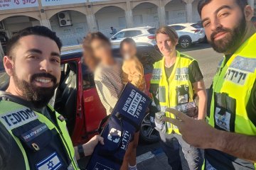 אילת: תינוקת ננעלה ברכב וחולצה בשלום ע”י מתנדבי ידידים • “לא משאירים את מפתחות הרכב בידי הילדים