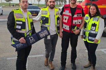 אשדוד: תינוק ננעל בשגגה ברכב, מתנדבי ידידים חילצו אותו בשלום • “ההורים נדהמו ממהירות ההגעה״ • צפו 🎥