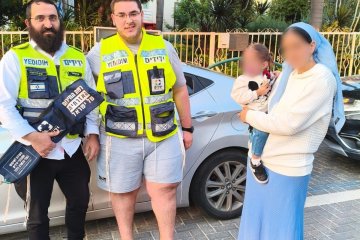 רחובות: ילדה ננעלה בשגגה ברכב וחולצה בשלום ע”י מתנדב ידידים • “אין סיפוק גדול יותר מחילוץ ילד מרכב נעול”