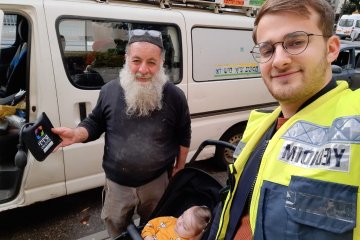 ירושלים: פעוט ננעל בשגגה ברכב וחולץ בשלום על ידי מתנדבי ידידים • “בני המשפחה לא הפסיקו להודות לנו”