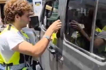 אבן יהודה: פעוטה ננעלה בשגגה ברכב, מתנדבי ידידים חילצו אותה בשלום • ״גאה שהצלתי חיים״ • צפו 🎥