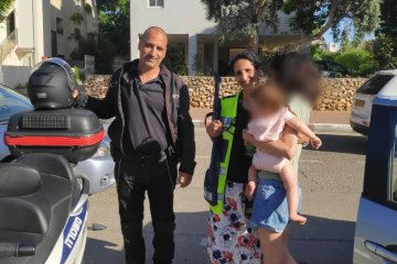 תל אביב: פעוטה כבת שנה וחצי ננעלה ברכב בשגגה לעיני אמה וחולצה בשלום על ידי כוננית ידידים • בידידים ממליצים לאמץ “כלל מפתח”