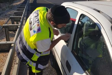 רמלה: עם פיג’מה ובלי נעליים • כונן ידידים חילץ בשלום בן שנה וחצי שננעל בשגגה ברכב • האם: “לא הספקתי לסיים את השיחה וידידים הגיעו וחילצו”