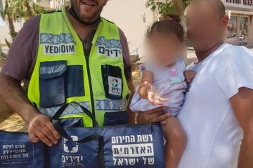 באר שבע: פעוטה כבת שנה וחצי ננעלה בשגגה ברכב. כונן ידידים חילץ אותה בשלום • בידידים קוראים להורים לאמץ “כלל מפתח”