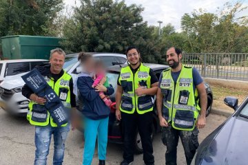 תל אביב: תינוקת ננעלה בשגגה ברכב, מתנדבי ידידים חילצו אותה בשלום • בידידים קוראים להורים לאמץ “כלל מפתח”