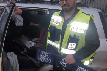 ירושלים: שתי תינוקות ננעלו בשגגה ברכב וחולצו על ידי מתנדב ידידים • בידידים קוראים להורים לאמץ “כלל מפתח”