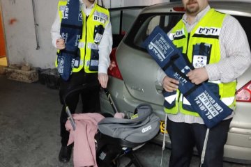 ירושלים: תינוקת בת מספר שבועות ננעלה בשגגה ברכב וחולצה על ידי מתנדבי ידידים • בידידים קוראים להורים לאמץ “כלל מפתח”